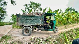 diy three-wheeled vehicle equipped with a 36-horsepower diesel engine carries  powerful sand