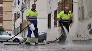 Trabajos de baldeo en las 200 viviendas