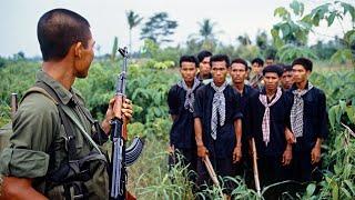 Thấy toán POLPOT đang đào sắn... Hùng lia 1 băng AK về phía đó !