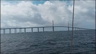 Segeln auf der Alpa 42 östlich der Skyway Bridge in Tampa Bay, Florida