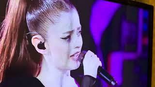  Tananai lancia un bacio ad Annalisa   sul palco del suo concerto a Verona.