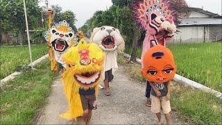 Barongan jerapah dan teman-temannya berkumpul jalan-jalan bersama