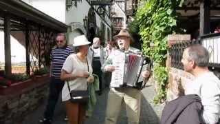 Iranische Gäste  - Fröhlichkeit in der Drosselgasse in Rüdesheim am Rhein