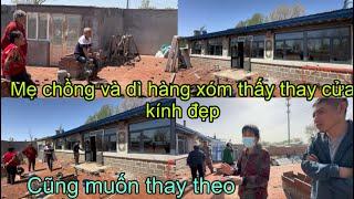 #379Mẹ chồng và dì hàng xóm thấy thay cửa kính đẹp cũng muốn thay theo,cả xóm ra vào xem nhà