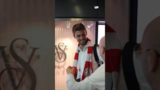 Rugani arriveert op Schiphol en krijgt direct toepasselijk cadeau  #ajax #rugani