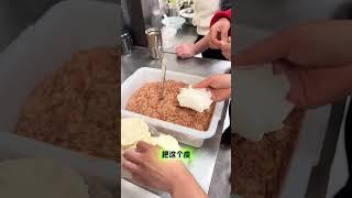 烧麦的包法 在杭州的街头巷尾，有一种小吃，它的名字叫做鲜笋烧麦。这是一种地道的杭州小吃，笋尖鲜肉的馅料非常鲜香，让人回味无穷。烧麦 笋尖烧麦