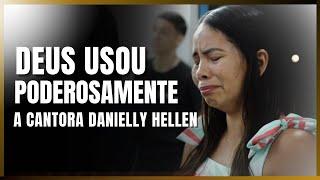 Deus usou poderosamente a cantora Danielly Hellen