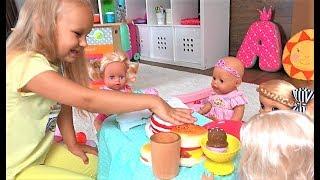 Алиса КАК МАМА кормит кукол ДОЧЕК ! Весело играть в кухню для детей !