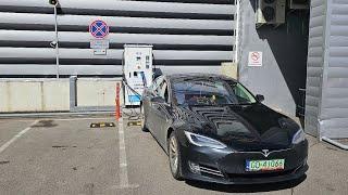 Ukraina w stanie wojny. Czerkasy, przejazd mostem i letnia pogoda na początku kwietnia. Tesla S75D.