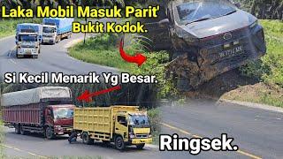 Laka Mobil Masuk Parit Bukit Kodok Truck Kecil Menarik Truk Besar Di Lihat Trailer Menanjak Insiden.