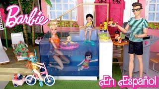 Familia Barbie y Ken Juegan en la Piscina Con Sus Bebes