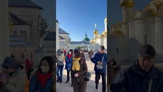 Иностранные туристы в православном месте