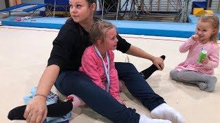 VLOG: Мама растягивает дочку акробатку/Mom does stretching daughter acrobat