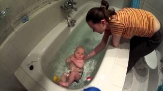 Купание грудного ребенка в большой ванне! ЭТО ОЧЕНЬ ПОЛЕЗНО!