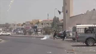 Revolution Bahrain : Demonstrators attacking the police station guards in Sitra