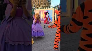 Disneyland Paris, Suzy and Perla surprise Tigre! Hook is not pleased! Disney Stars on Parade