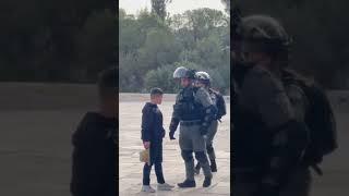 طفل فلسطيني أعزل يواجه جنود الاحتلال الإسرائيلي المدججين في الاقصى بكل شجاعة -اشترك الآن - #shorts