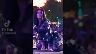 Cardi B Twerk on stage makes fan go crazy 