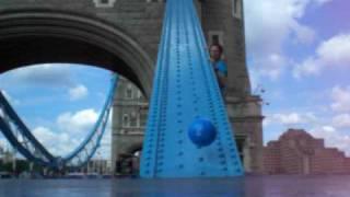 Intoconnection; blue ball bouncing of the Tower Bridge