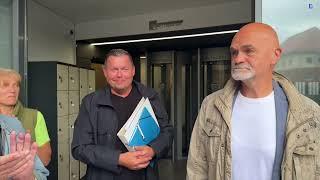 Amtsgericht Greifswald - Uwe kommt aus der Gerichtsverhandlung