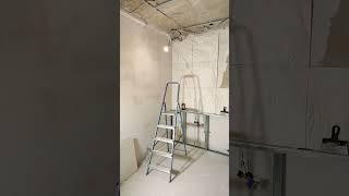Акцентная стена в спальне.Монтаж гипсовой плитки Скала 60×60 .