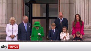 In full: The Queen appears on the balcony at Buckingham Palace after her Platinum Jubilee Pageant
