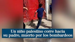 Un niño palestino corre hacia el cadáver de su padre, muerto por los bombardeos israelíes