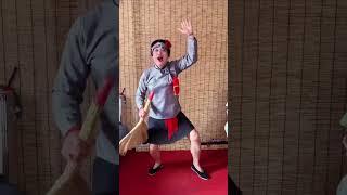这小老太太，一听见舞曲就来劲了。 # 男扮女装反串 # 每天一笑烦恼忘掉