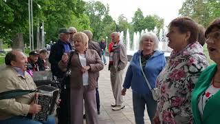 250622 песня От того ль эта боль Ветка сорвана завяла ель парк ПКиО город Орёл Жители г Орла поют