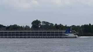 Kreuzfahrtschiff auf dem Rhein bei Rees flussaufwärts