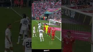 Klima-Aktivisten stürmen Bayern-Spiel #shorts #bundesliga #highlights