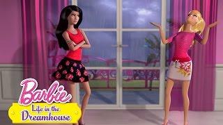 TIPS DE BARBIE ¿QUÉ HACER EN UN DÍA LLUVIOSO?  | Life in the Dreamhouse | Barbie En Español Latinoo