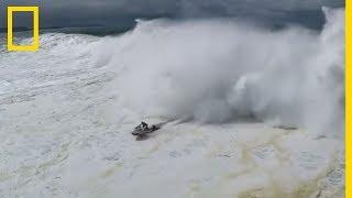 Sauvetage spectaculaire d'un surfeur sur une vague géante au Portugal