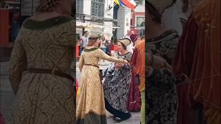 Средневековые горожане на улицах Старого Таллина #shorts #город # праздник