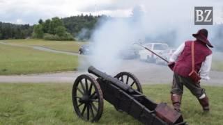 Feuer frei für die historische Kanone beim Schanzenlager in Gersbach