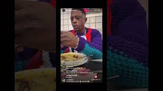 Boosie puts a lot of salt on his grits at Wafflehouse #boosie