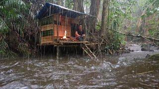 Air naik disaat hujan deras ||. Solo camping hujan deras