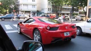 Ferrari 458 Italia en Buenos Aires, Argentina. (el audio satura)