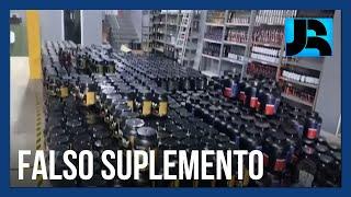 Fábrica clandestina de suplementos alimentares produz amido de milho no lugar de creatina, no Rio