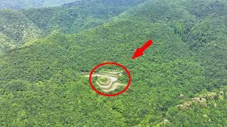 贵州发现一人家竟独自隐居在大山里，四周方圆几里荒无人烟，环境与世隔绝宛如世外桃源｜A Guizhou family lives alone in a Big Mountain, a paradise