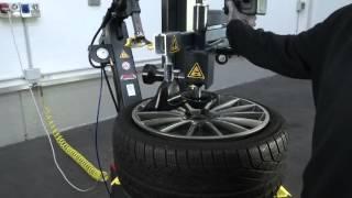 Vamag TC525 PG changing a runflat tyre