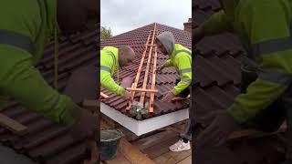 Bedding cement hipsRoofing #roofing #construction #youtubeshorts