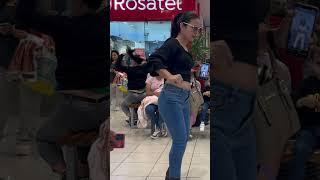 Bailando para ver la reacción de las personas  #humor #comedia #bromita #baile