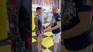 Владислав Белински  тренер Thai Boxing Club демонстрирует пару приемов️ для самообороны!!!