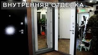 Входная дверь в квартиру классика серая с зеркалом
