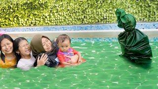 AJAK BAYI LUCU BERENANG DI KOLAM RENANG HIJAU ADA POCONG HIJAU  !! RERE CHANNEL