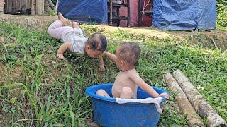 A 17-year-old single mother picks vegetables to sell, bathes her children and cooks with them.