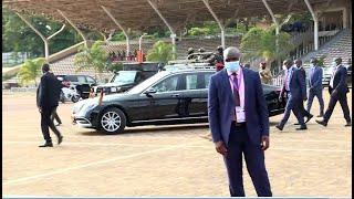 President Museveni's Convoy Security tactics _ See when official Bodyguards exchange