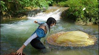 Unbelievable discovery‼️The girl caught a mutated golden clam with a golden treasure inside