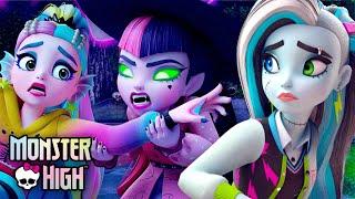 Frankie Fights a Zombie Attack! w/ Lagoona | Monster High